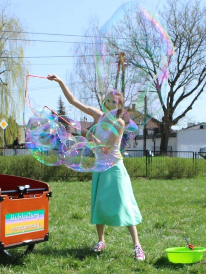 Dzieci bawiące się bańkami mydlanymi na weselu