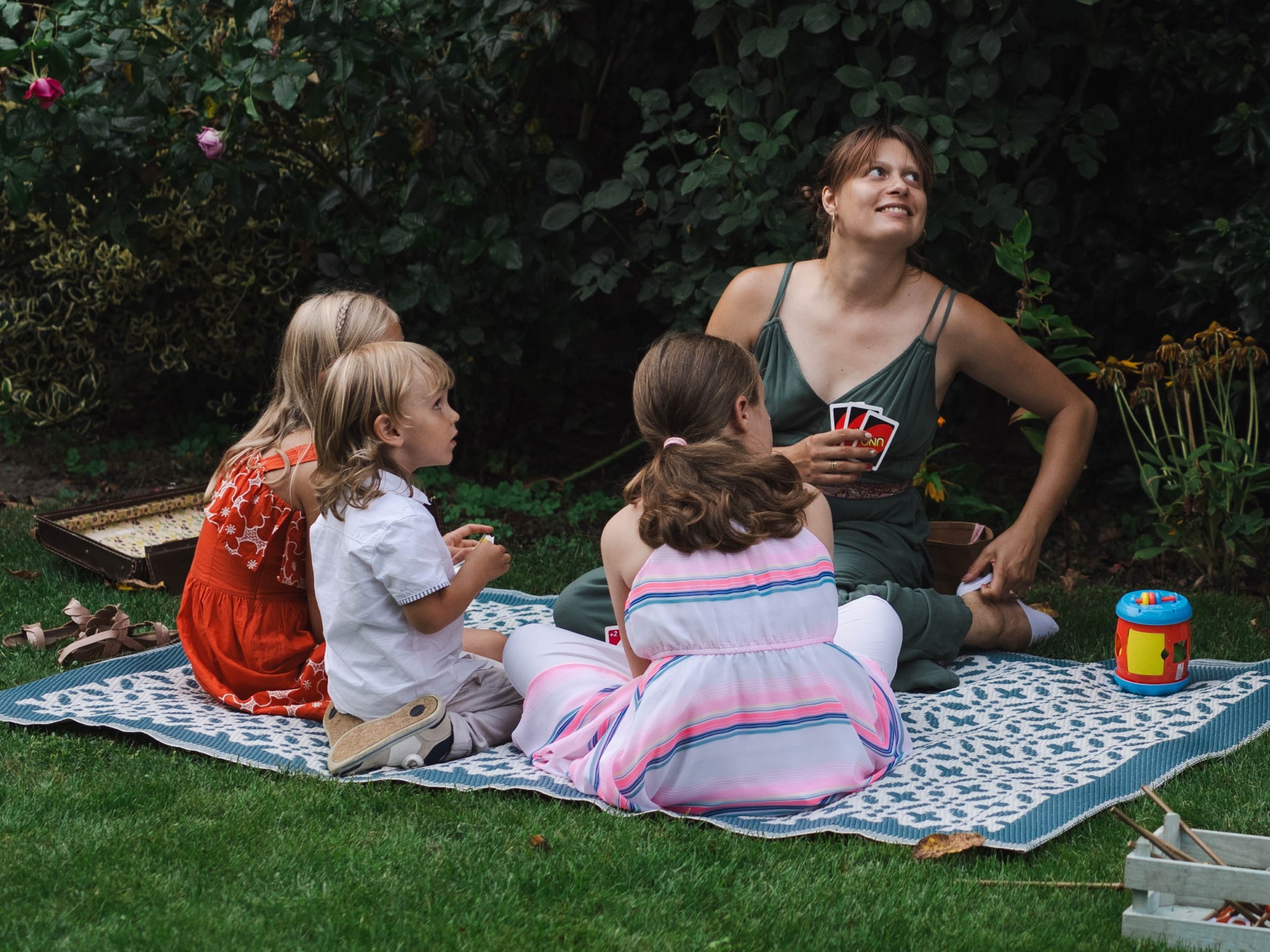 Zabawy dla dzieci na kocyku podczas wesela